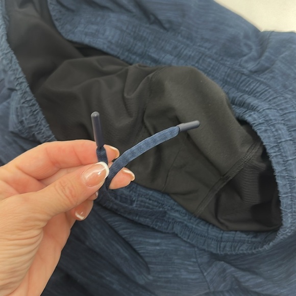 Lululemon Men’s blue lined athletic shorts size XL. - Picture 8 of 9